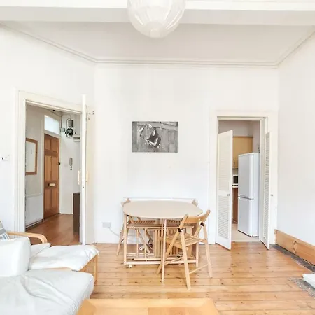 Quiet Two Bed Near City Centre & Haymarket!