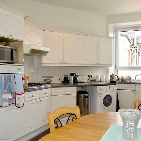 Spacious & Homely Dalry