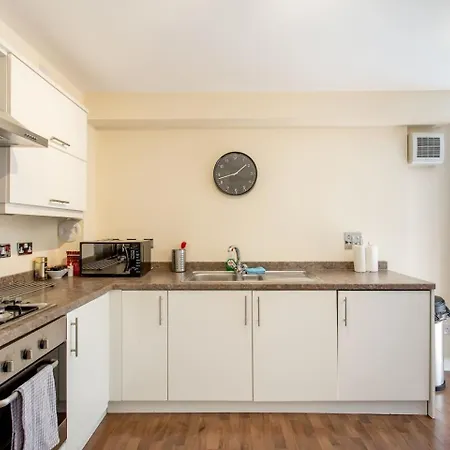 Hawkhill 8 - Modern With Secure Parking * Edinburgh