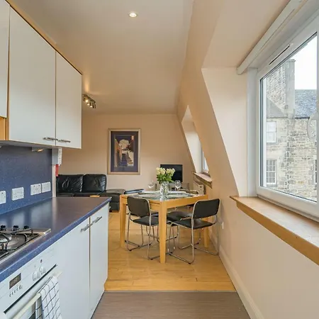 2 Bedroom Central With Stunning Castle View Apartment