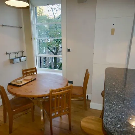 Spacious 2 Bed Next To Royal Mile & Waverley Edinburgh