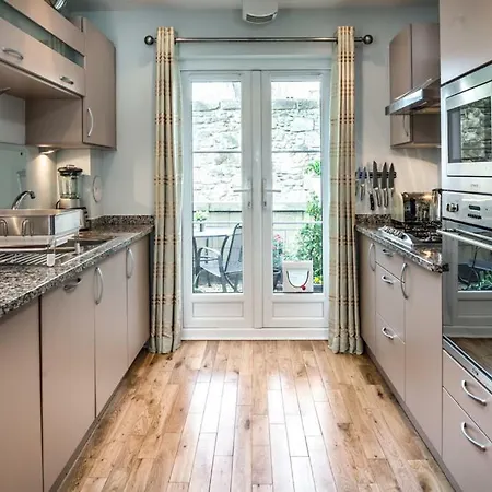Modern Family Town House In Trinity * Edinburgh