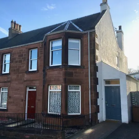 Cosy Cottage: Private Garden & Off-street Parking