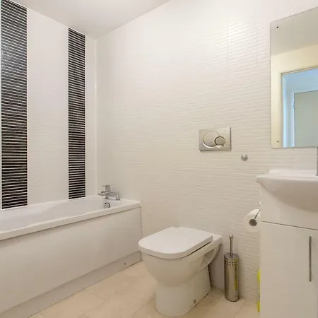 Hawkhill 8 - Modern With Secure Parking *