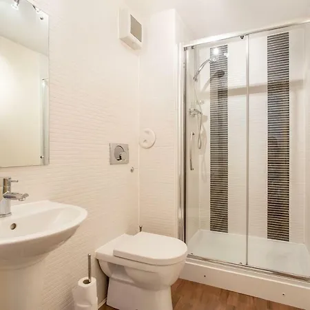 Hawkhill 8 - Modern With Secure Parking * Edinburgh