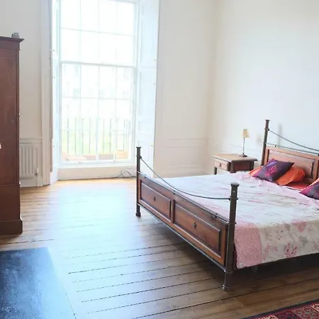 Stylish New Town Property: With Secure Off Street Parking شقة *