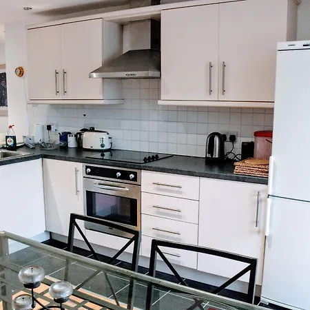 2 Bedroom Penthouse On Royal Mile *