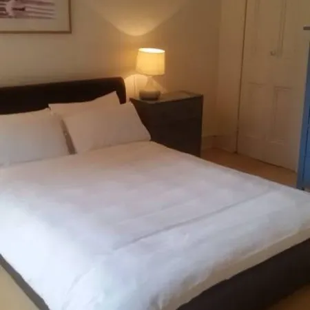 4 Bedroom Flat In Centre