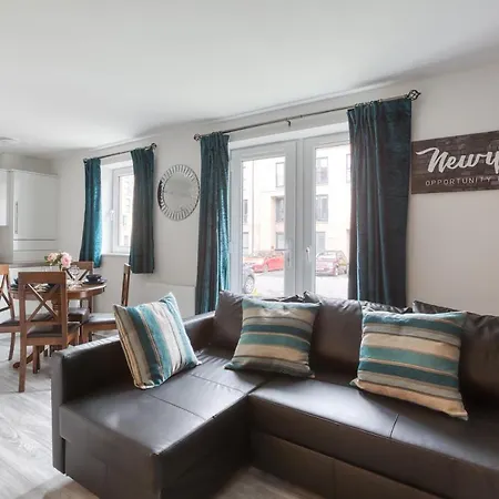 Διαμέρισμα Modern 2 Bed In City. Free Parking.