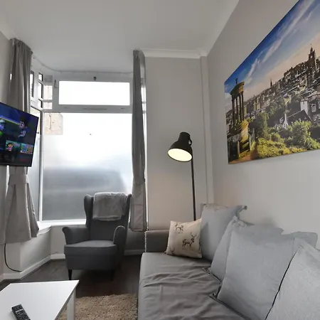 Pleasance Ground Floor Main Door Access Apartament *