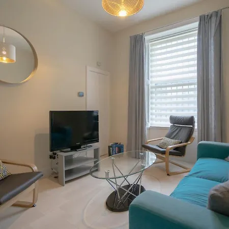 Spacious, Stylish 2 Bedroom East New Town Apartamento