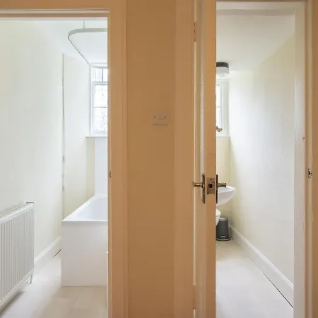 Spacious, Stylish 2 Bedroom East New Town Apartamento