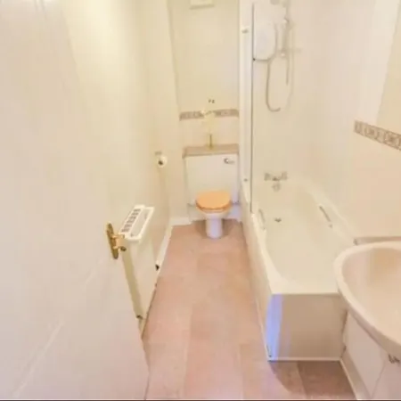 Spacious 2 Bed With Free Parking