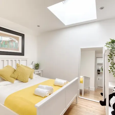 Central Bright 3 Bed Flat With Parking Апартаменты *