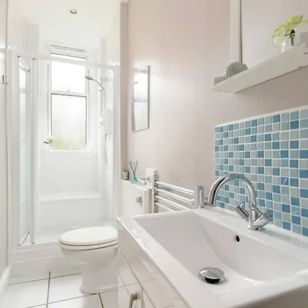 Charming Bright By Newhaven Harbour * Edinburgh