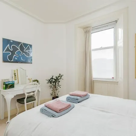 Charming Bright By Newhaven Harbour * Edinburgh