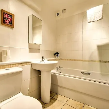Altido Perfect Location! - Charming Rose St Apart For 4 דירה