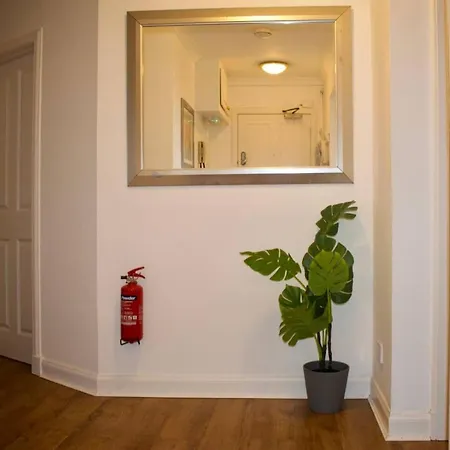 Bright And Modern With Pool And Rooftop Views Lägenhet Edinburg