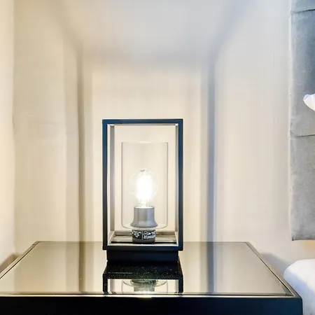 The Gloucester Lane Apartment *