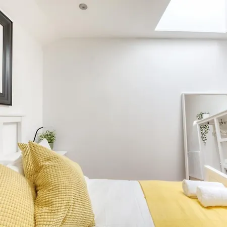 Central Bright 3 Bed Flat With Parking *