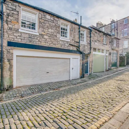 The Gloucester Lane Apartment *