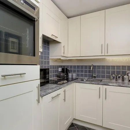 Elegant Flat Near Princes Street - Perfect Location, 24-7 Customer Support