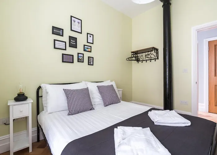 Luxury Royal Mile Retreat אדינבורו