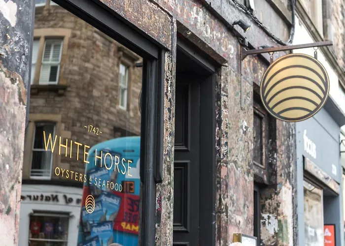 דירה Luxury Royal Mile Retreat אדינבורו