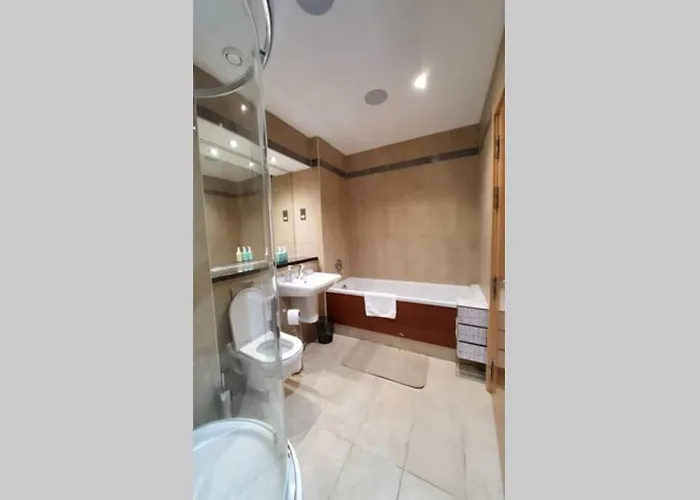 2 Bed Aprtmt- Waterfront, 5 Beds, Parking Lägenhet