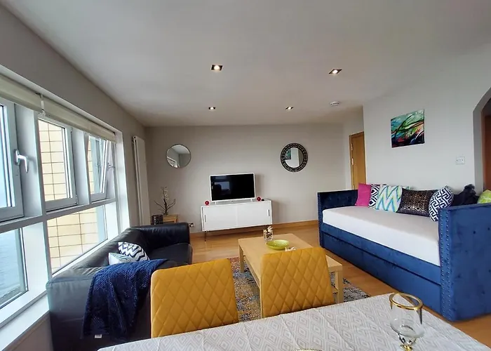 2 Bed Aprtmt- Waterfront, 5 Beds, Parking