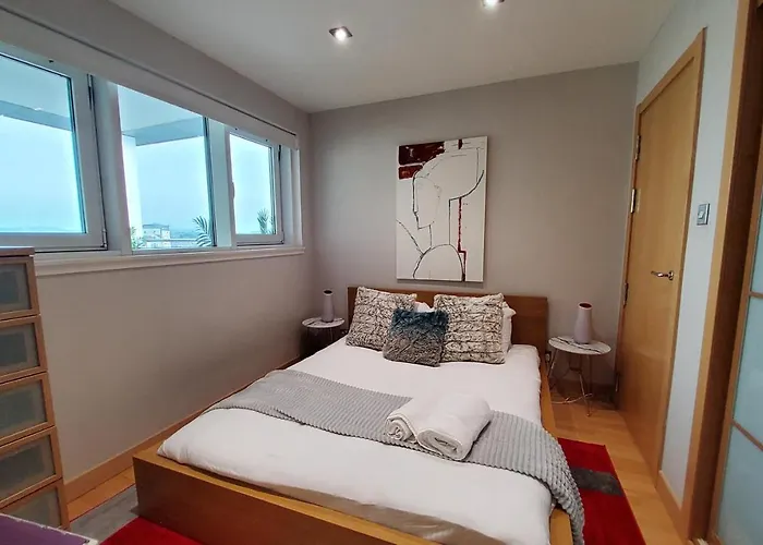 Lägenhet 2 Bed Aprtmt- Waterfront, 5 Beds, Parking *