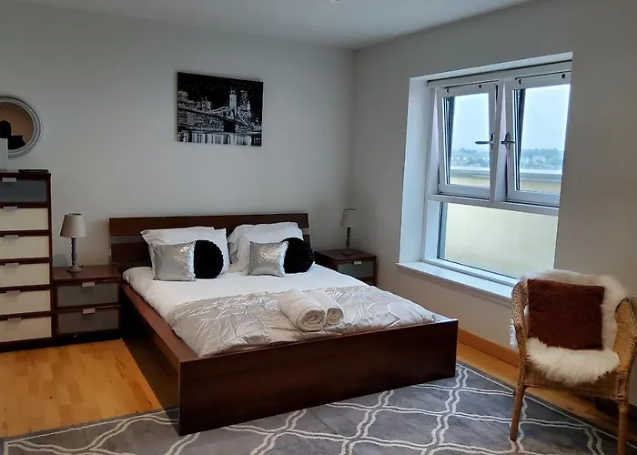 Lägenhet 2 Bed Aprtmt- Waterfront, 5 Beds, Parking *