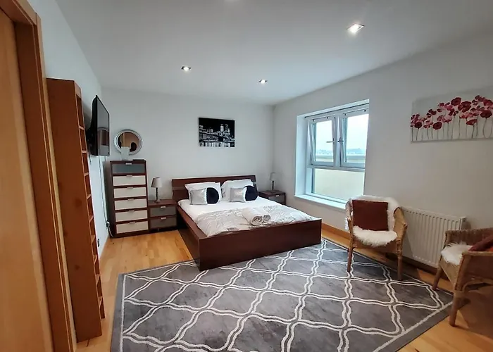 Lägenhet 2 Bed Aprtmt- Waterfront, 5 Beds, Parking *