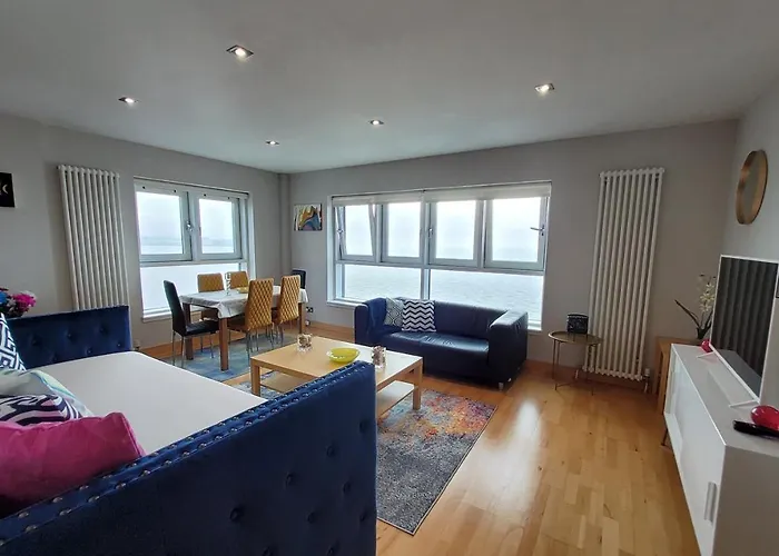 2 Bed Aprtmt- Waterfront, 5 Beds, Parking