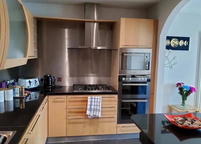 2 Bed Aprtmt- Waterfront, 5 Beds, Parking Lägenhet *