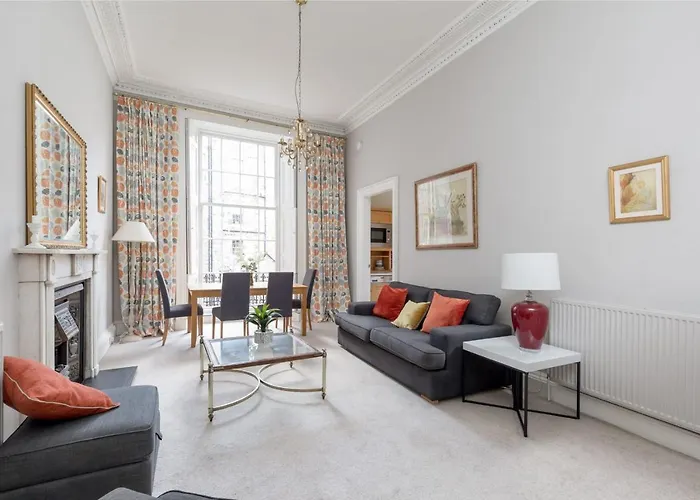 Light And Spacious 2 Bedroom Flat In Heart Of