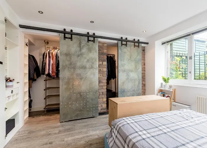 Luxury Architect Designed 13 Mins To Royal Mile *