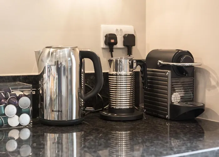 Apartment Exclusive 2 Bed, Free Private Parking, In West End