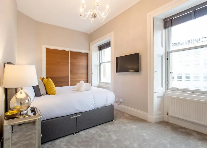 Apartment Exclusive 2 Bed, Free Private Parking, In West End