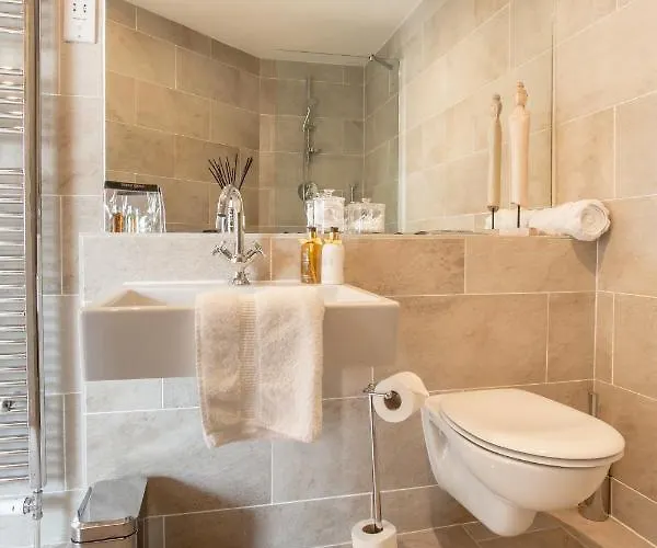 Apartment Exclusive 2 Bed, Free Private Parking, In West End