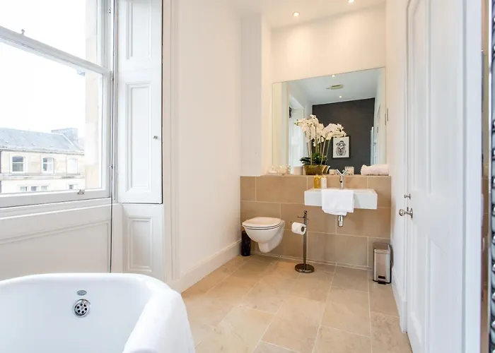 Exclusive 2 Bed, Free Private Parking, In West End Apartment