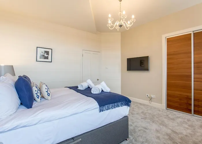 Exclusive 2 Bed, Free Private Parking, In West End Apartment