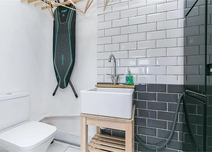 Dreghorn House 5 B-rooms 9 Beds 3 Toilets 2 Showers,1 Bath 2 Receiption Secure Free Parking 233 Wifi *