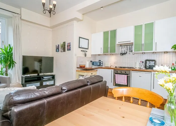 Superb 1 Bed Flat In Traditional Victorian Building - Pass The Keys شقة