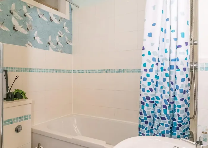 Superb 1 Bed Flat In Traditional Victorian Building - Pass The Keys *