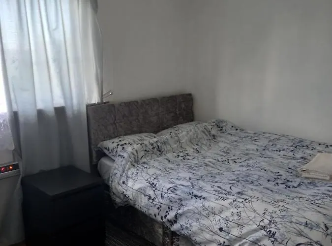 White House In Edinburgh, 2 Bedroom Good Location Apartment