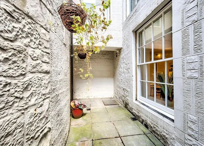 Super Castle Basement * Edinburgh