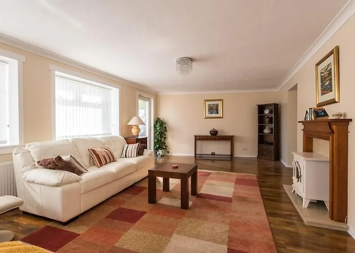 Cosy & Bright Semi-detached House Apartament *