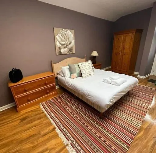 Cosy & Bright Semi-detached House Edynburg