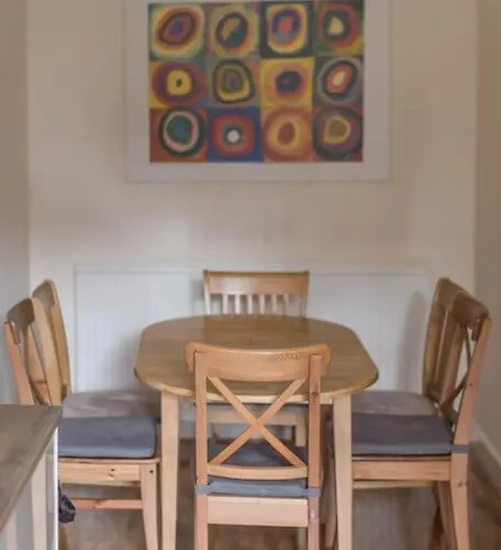 Beautiful 2 Bed 2 Bath Flat Overlooking Meadows Park *